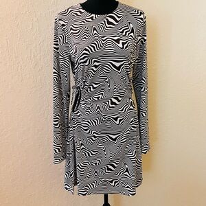 H&M Monochrome Swirl Long Sleeve hip cut out‎ Dress